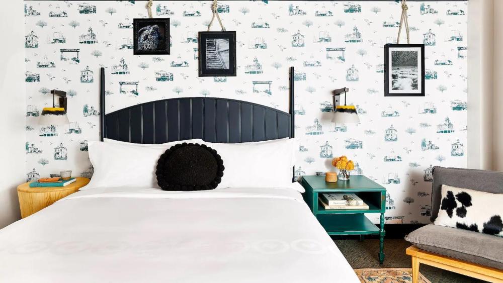 Queen Room interior